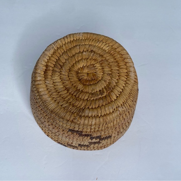 Vintage Woven Native American Bear Grass & Yucca Brown & Tan 5" x 3" Basket - Picture 5 of 5